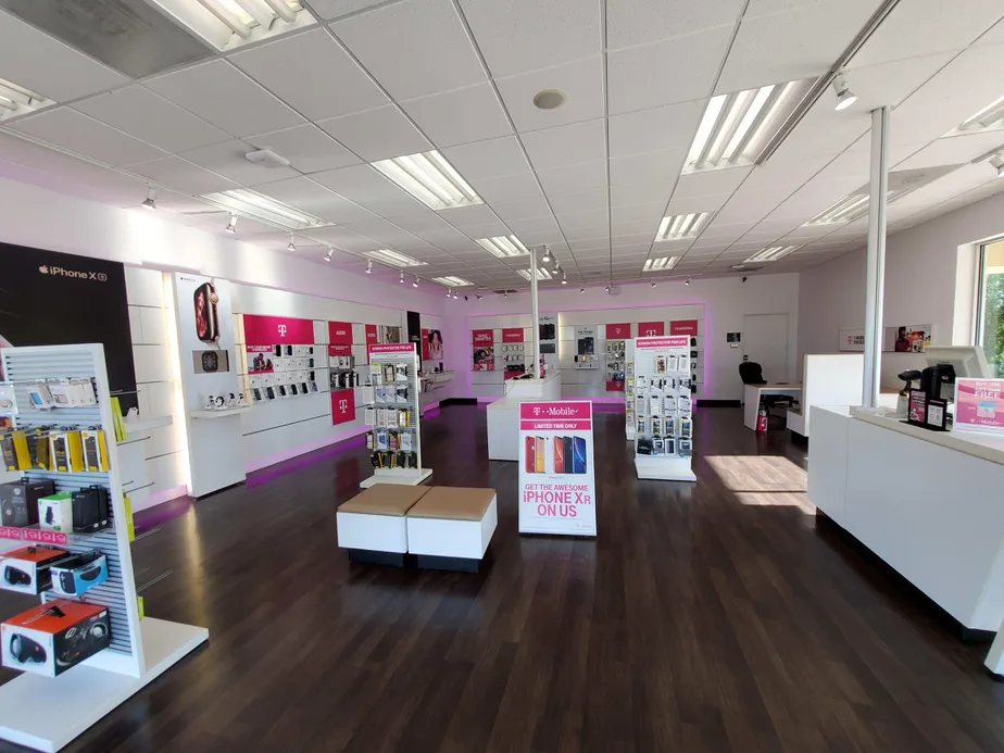 Foto del interior de la tienda T-Mobile en 12th Ave & 14th St, Nampa, ID