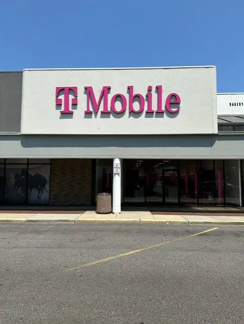  Exterior photo of T-Mobile Store at Sunrise Hwy & Johnson Ave, Bohemia, NY 