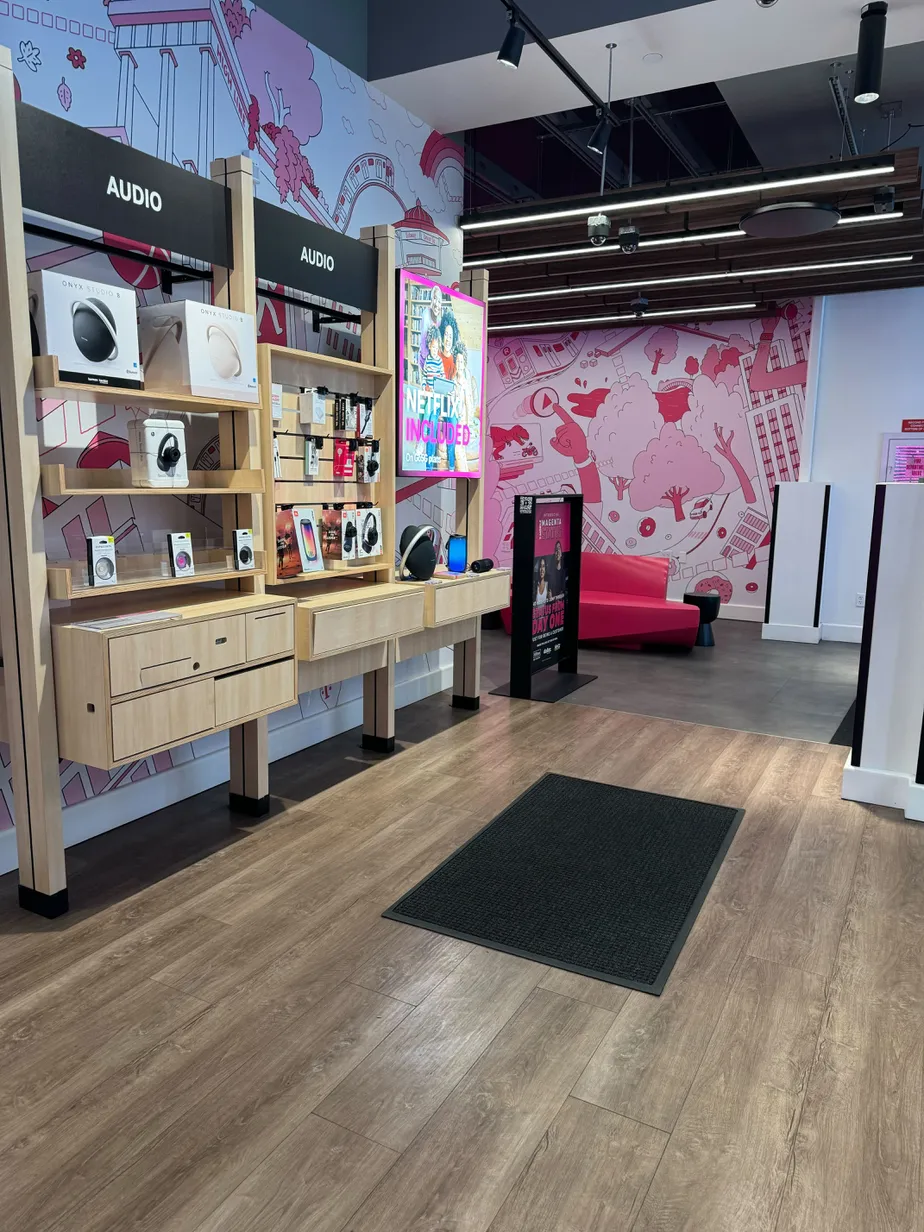 Foto del interior de la tienda T-Mobile en E 23rd St & 5th Ave, New York, NY