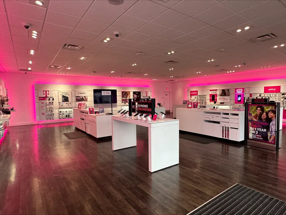  Interior photo of T-Mobile Store at Alexis & Lewis, Toledo, OH 