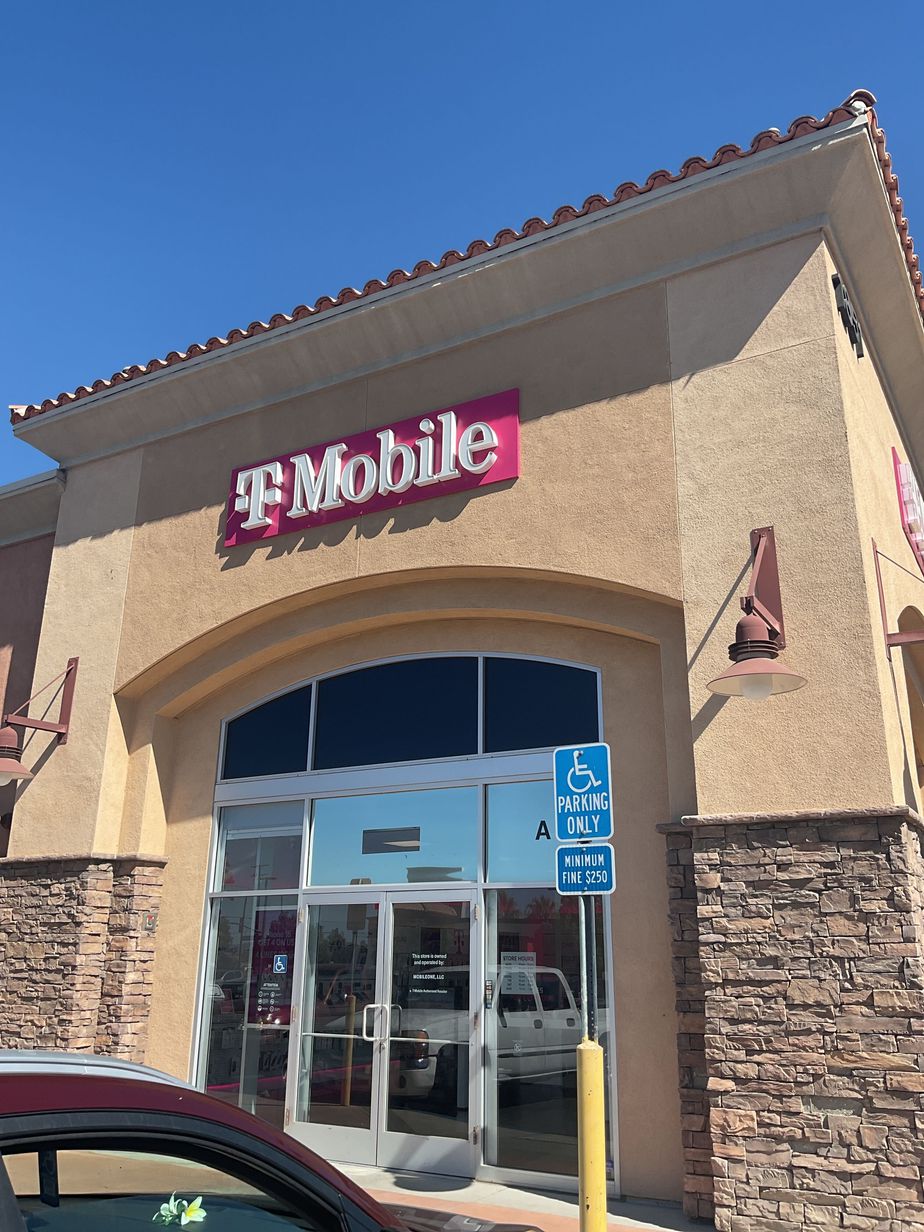 Exterior photo of T-Mobile Store at San Jacinto & Commonwealth, San Jacinto, CA