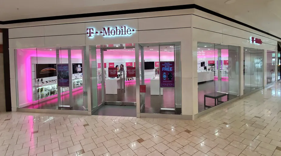 Foto del exterior de la tienda T-Mobile en Macarthur Center 1, Norfolk, VA