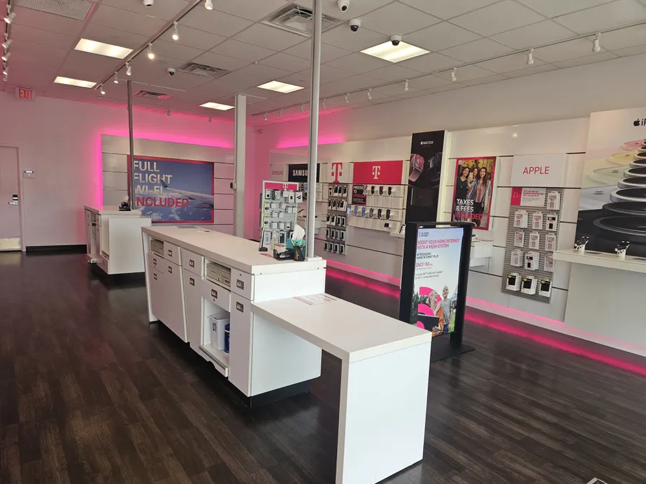 Interior photo of T-Mobile Store at Spencer Plain Rd & Boston Post Rd, Old Saybrook, CT 