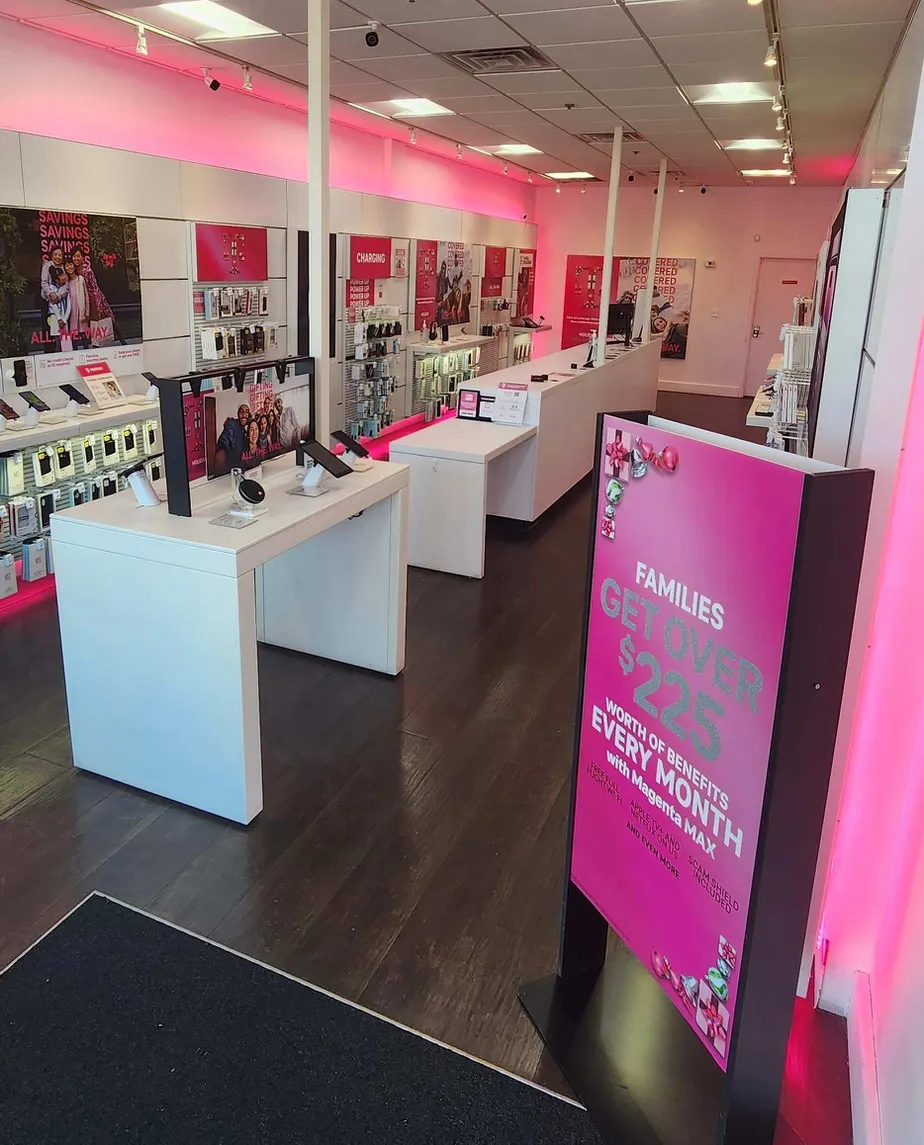 Foto del interior de la tienda T-Mobile en Bay Forest Center, Annapolis, MD