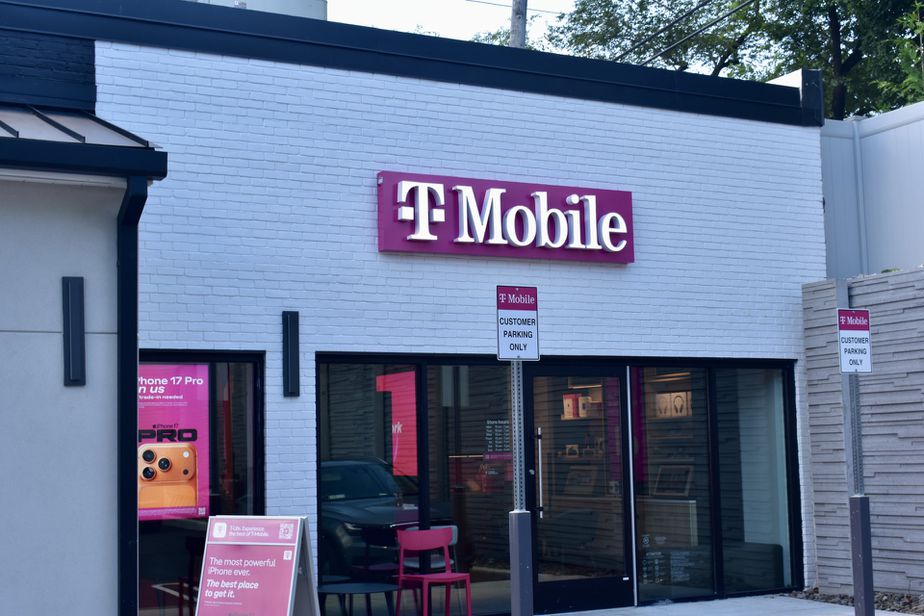  Exterior photo of T-Mobile Store at Northern & Manhasset Woods, Manhasset, NY 