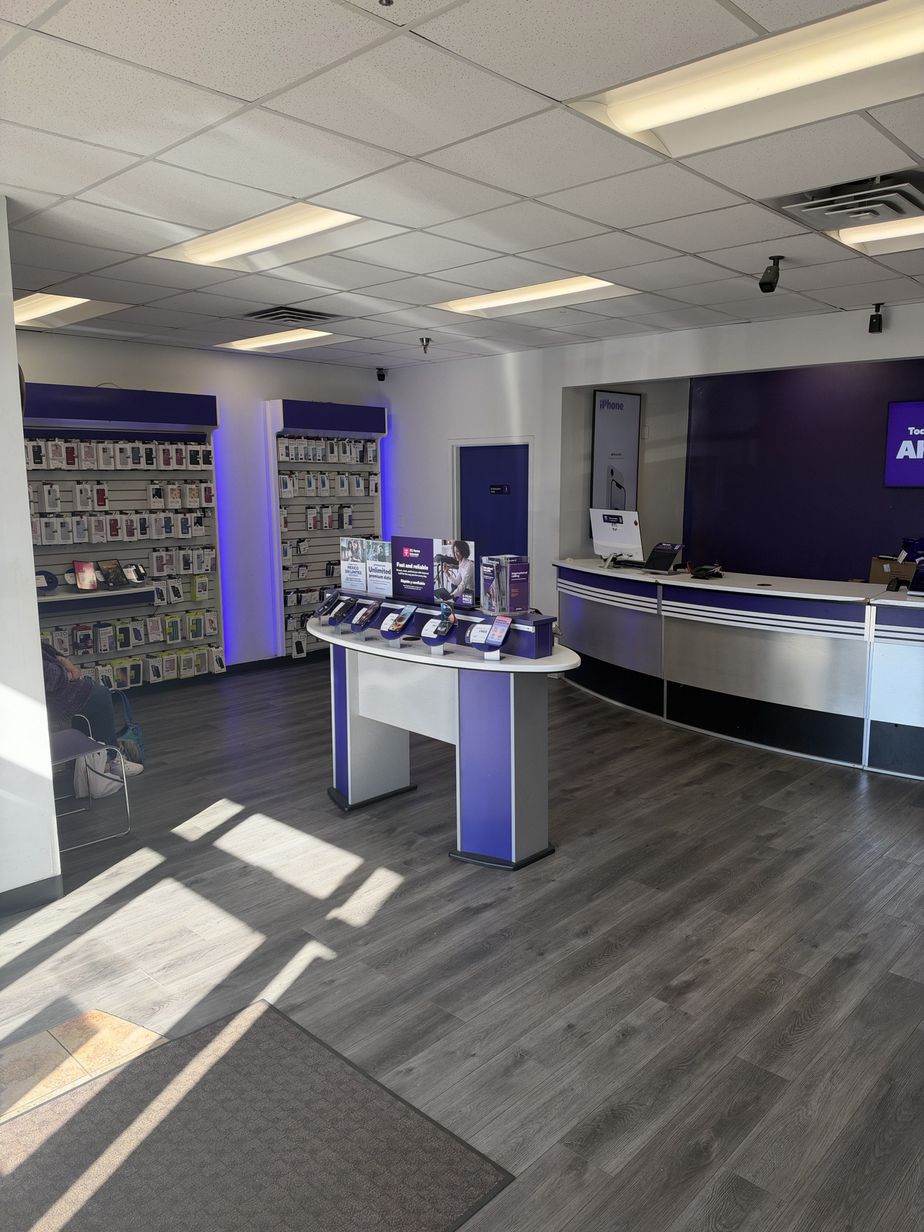 Metro by T-Mobile 3027 Merle Hay Rd - 3027 Merle Hay Rd 