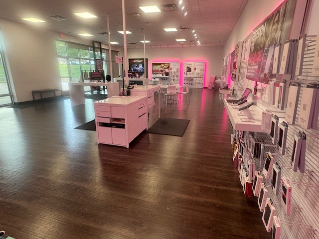 Foto del interior de la tienda T-Mobile en 41st Ave Dr & 10th St Dr, Moline, IL