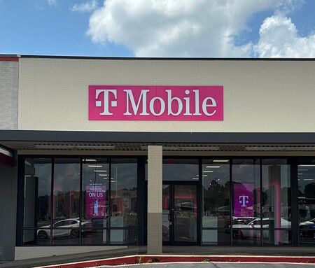 Exterior photo of T-Mobile Store at Main & Hwy 79, Magnolia, AR