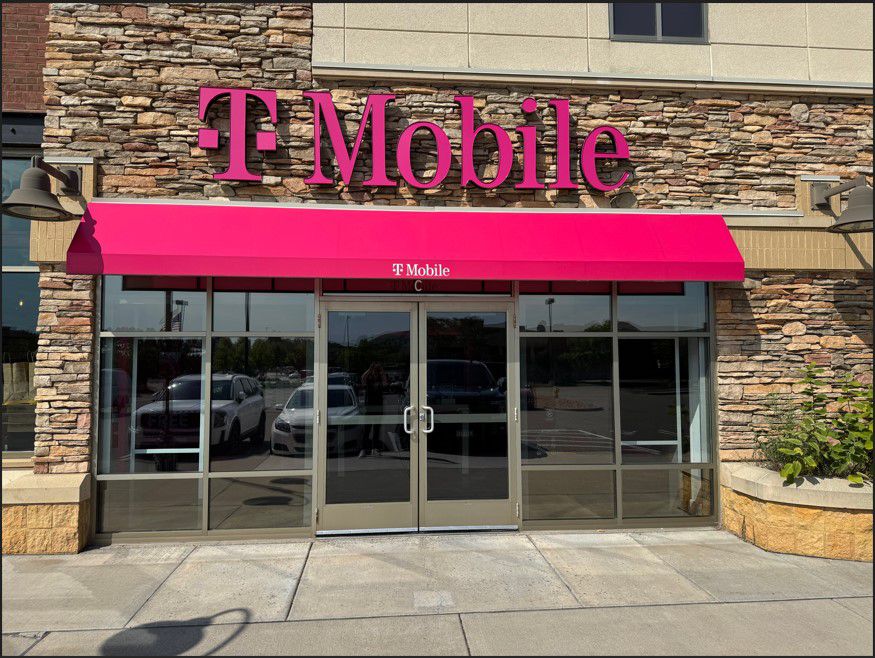 Exterior photo of T-Mobile Store at The Shops Of Plymouth Creek, Plymouth, MN