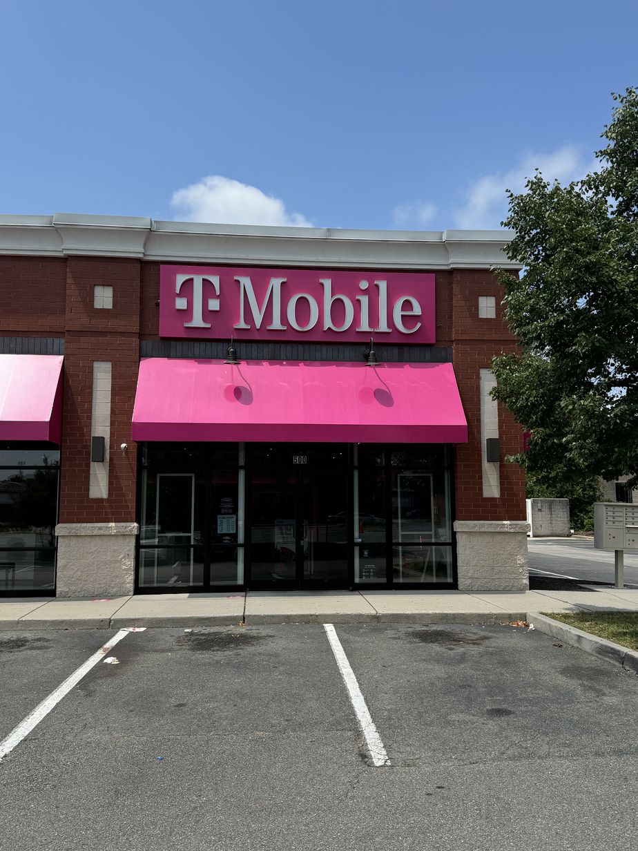 Exterior photo of T-Mobile Store at Staples Mill Rd and Parham Rd, Richmond, VA