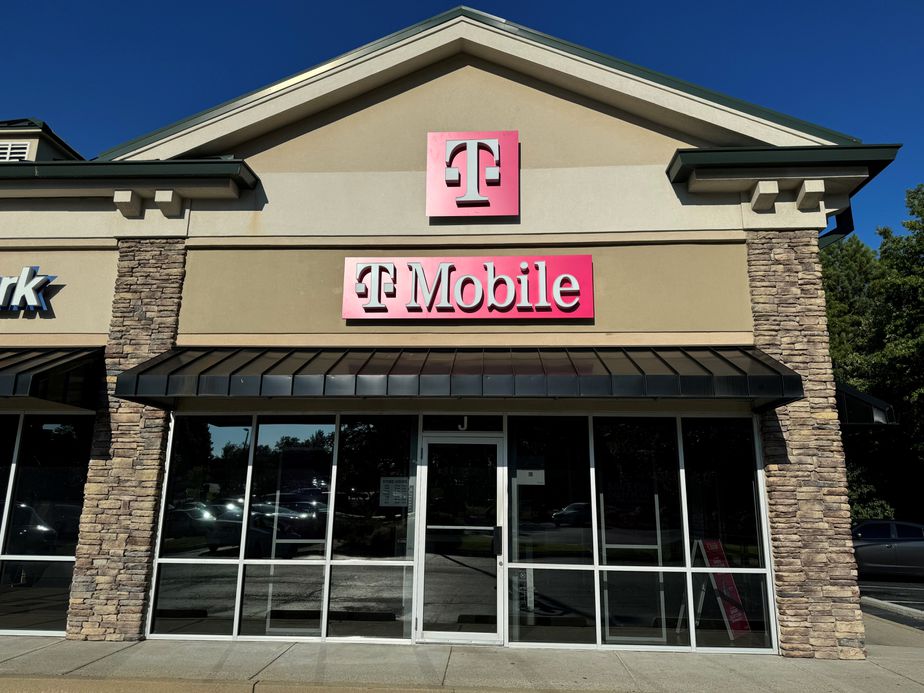 Exterior photo of T-Mobile Store at Sugarloaf Pkwy, Lawrenceville, GA