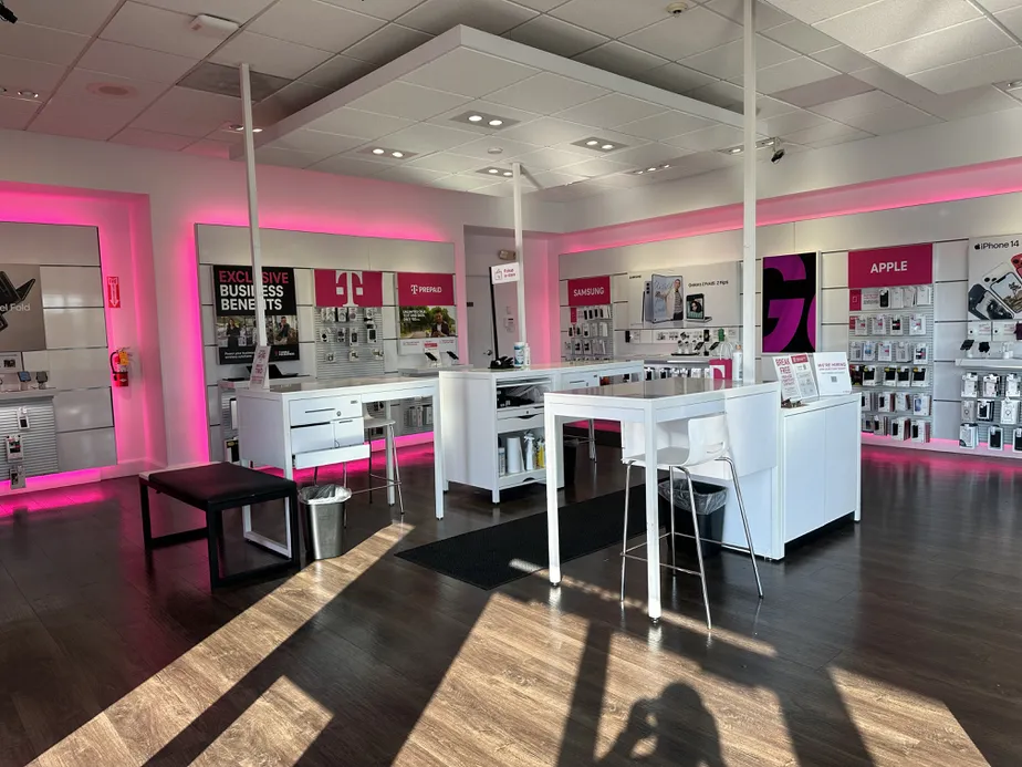 Foto del interior de la tienda T-Mobile en Woodyard Road, Clinton, MD