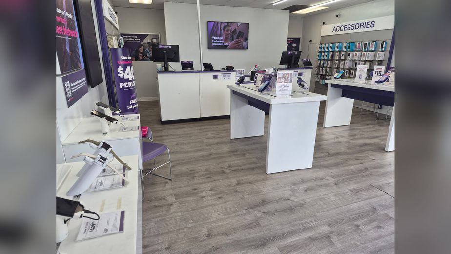 Metro by T-Mobile 3630 S Grand Blvd - 3630 S Grand Blvd 