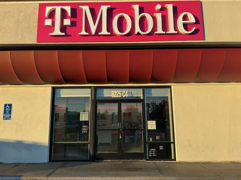 Foto del exterior de la tienda T-Mobile en Topanga Canyon & Roscoe Blvd, Canoga Park, CA