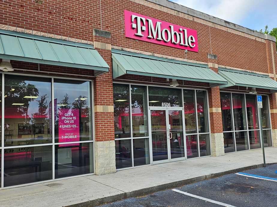 Exterior photo of T-Mobile Store at Citrus Park Dr & Citrus Plaza Dr, Tampa, FL