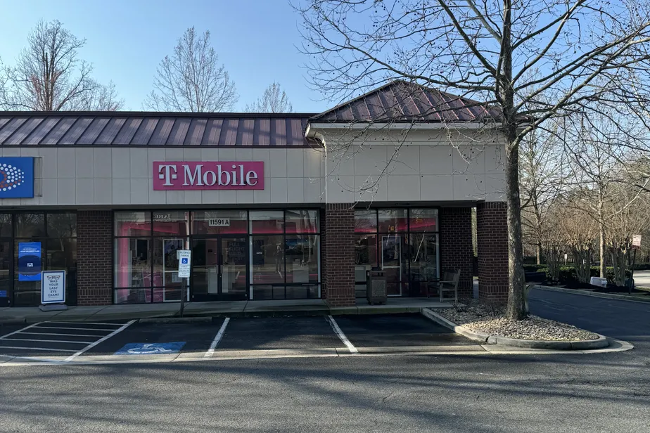 Foto del exterior de la tienda T-Mobile en West BRd St at Short Pump, Richmond, VA