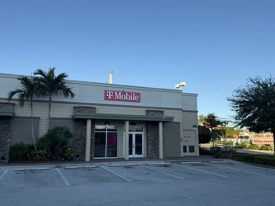  Exterior photo of T-Mobile Store at N Federal Hwy & Ne 15th Street, Ft Lauderdale, FL 