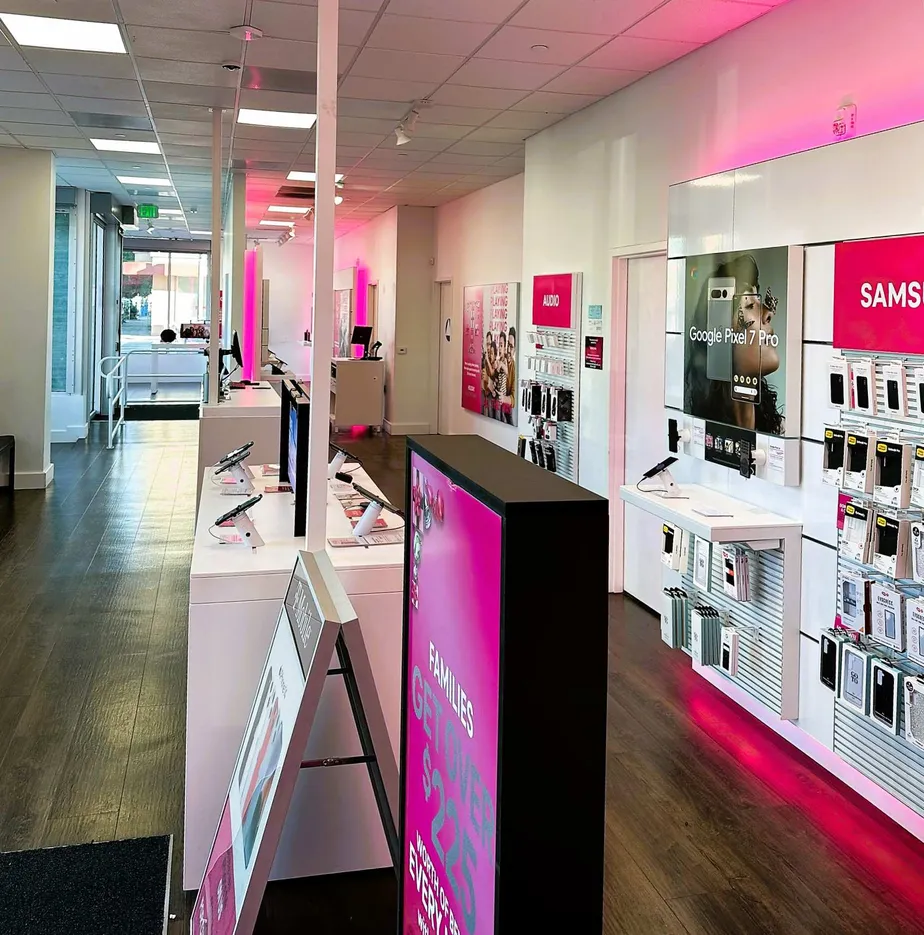 Foto del interior de la tienda T-Mobile en Geary St & Stanyan St, San Francisco, CA