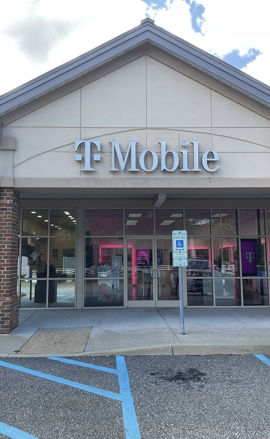 Exterior photo of T-Mobile Store at Monticello Ave & News Rd, Williamsburg, VA
