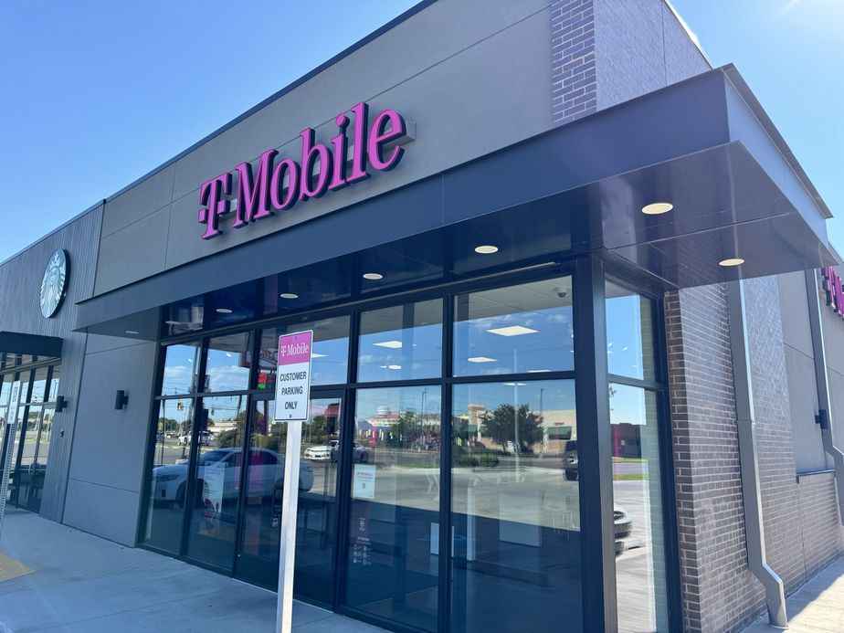 Exterior photo of T-Mobile Store at Kansas & 15th, Liberal, KS