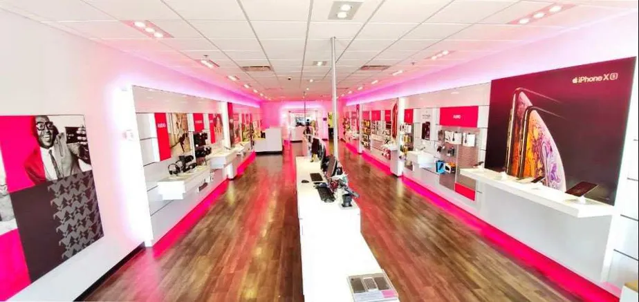 Foto del interior de la tienda T-Mobile en State & LA Cumbre, Santa Barbara, CA