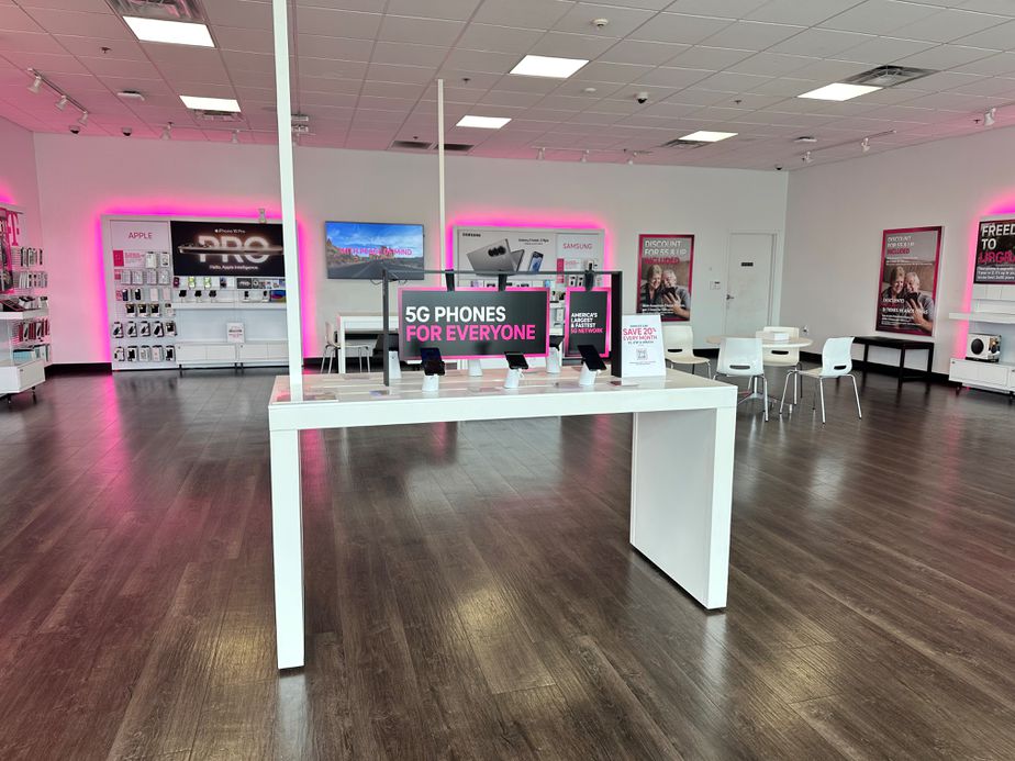 Interior photo of T-Mobile Store at Lamar Ave & Loop 286, Paris, TX