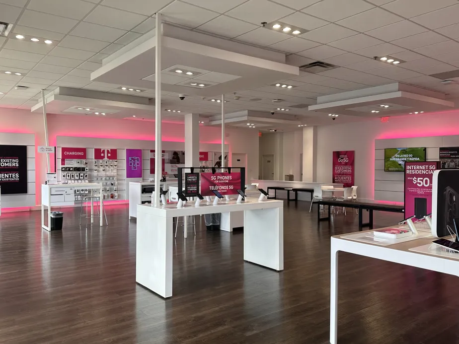 Foto del interior de la tienda T-Mobile en Winthrop Ave & Grafton St, Lawrence, MA