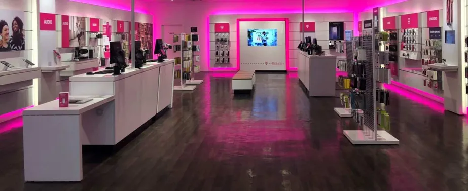 Foto del interior de la tienda T-Mobile en Viaport Florida Mall, Leesburg, FL