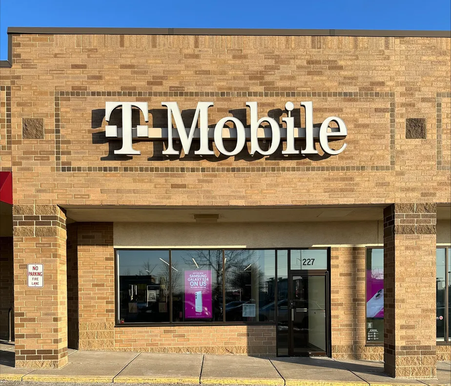 Foto del exterior de la tienda T-Mobile en Prairie Center Dr & Flying Cloud Dr, Eden Prairie, MN
