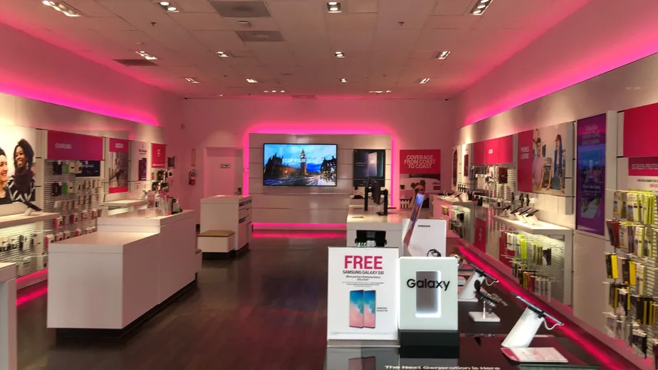Foto del interior de la tienda T-Mobile en Clairemont Mesa & Clairemont 2, San Diego, CA
