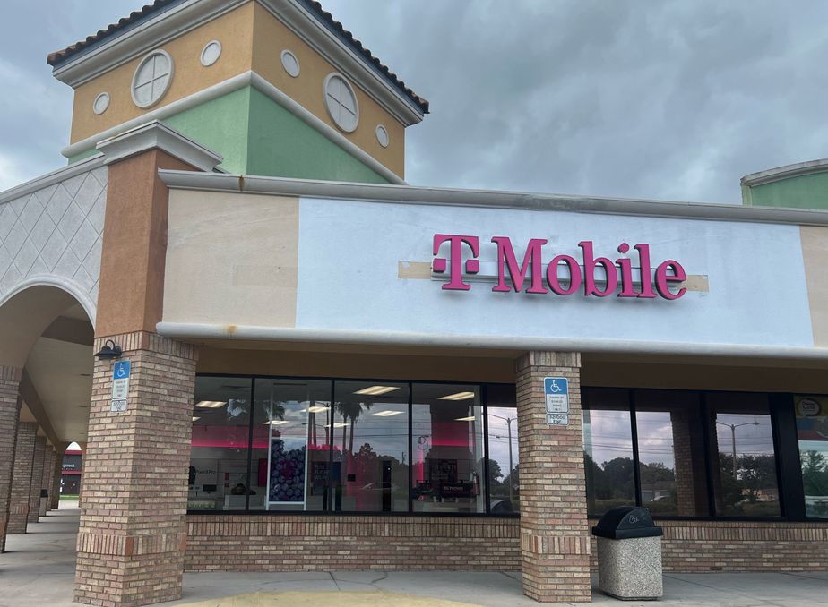 Exterior photo of T-Mobile Store at Simpson Rd & Buenaventura Blvd, Kissimmee, FL