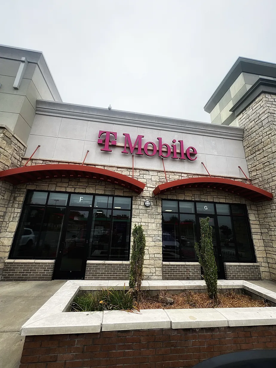  Exterior photo of T-Mobile Store at Prescott Plaza, Kansas City, KS 