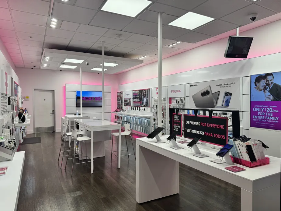Foto del interior de la tienda T-Mobile en Topanga Mall, Canoga Park, CA