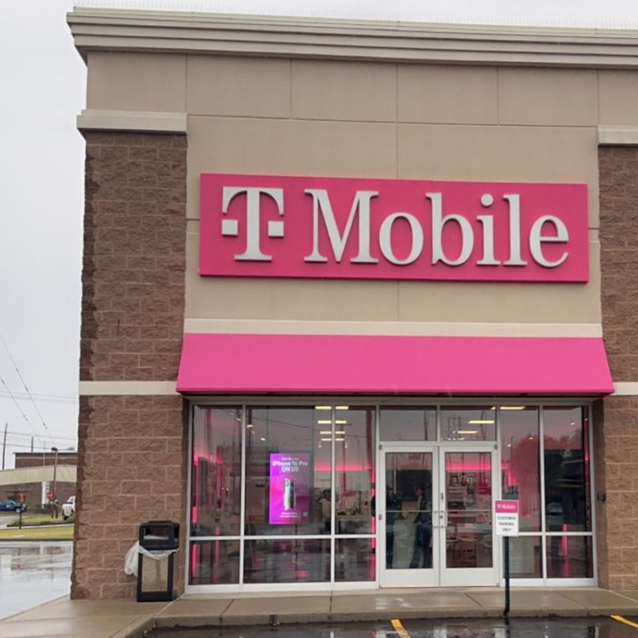 Exterior photo of T-Mobile Store at N Main St & US Hwy 62, Sikeston, MO
