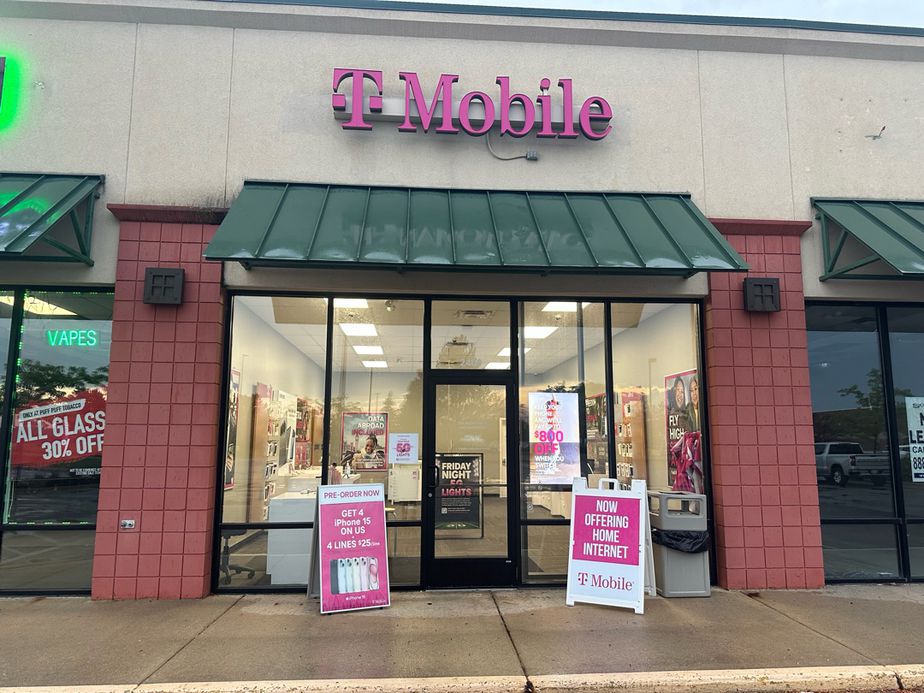 Exterior photo of T-Mobile Store at Ontario Dr & S US Hwy 27, Saint Johns, MI