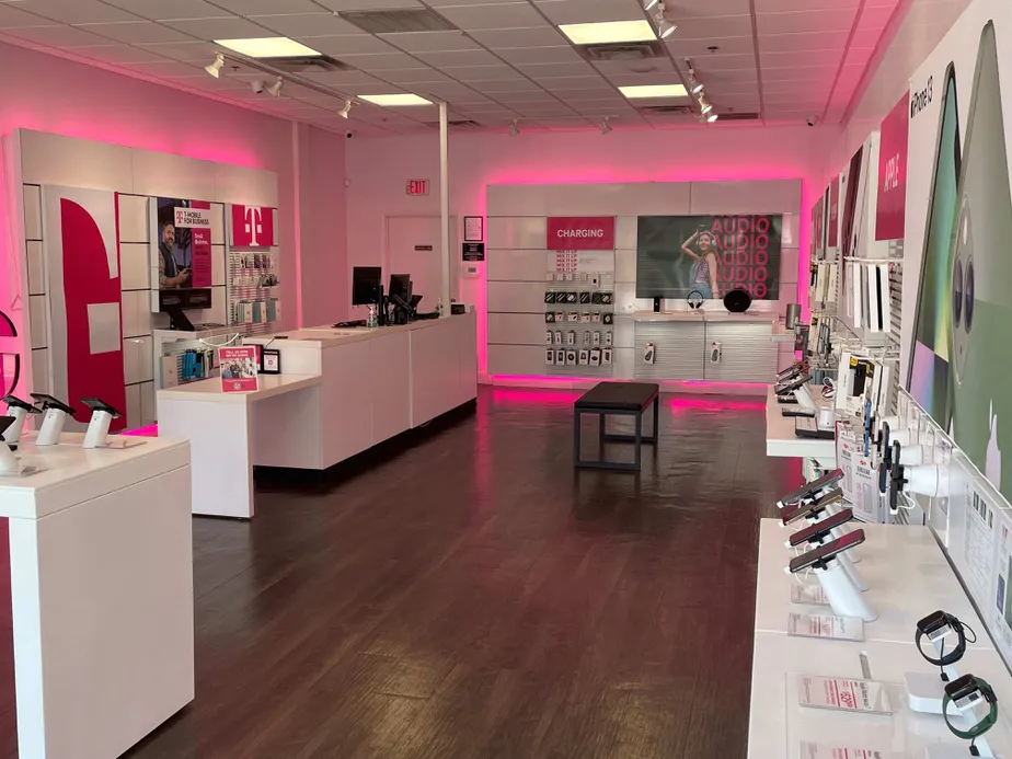 Foto del interior de la tienda T-Mobile en Martin Downs & SW High Meadow Ave, Palm City, FL