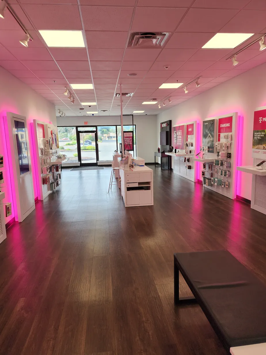 Foto del interior de la tienda T-Mobile en The Plaza of Main St, North Adams, MA