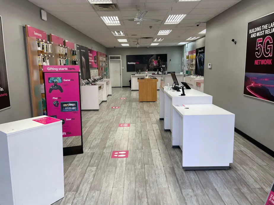 Foto del interior de la tienda T-Mobile en Myrtle Ave & Madison St 2, Ridgewood, NY