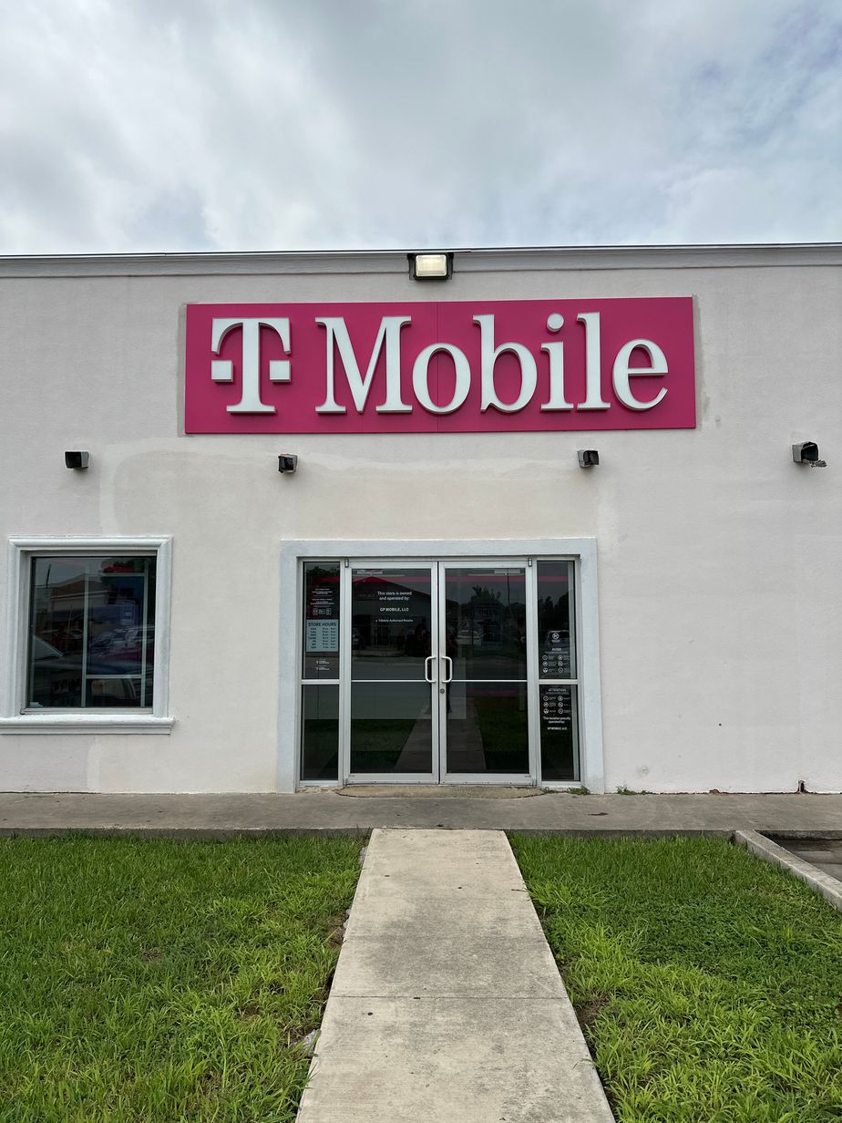 Exterior photo of T-Mobile Store at Southmost Blvd & Linda Lane, Brownsville, TX