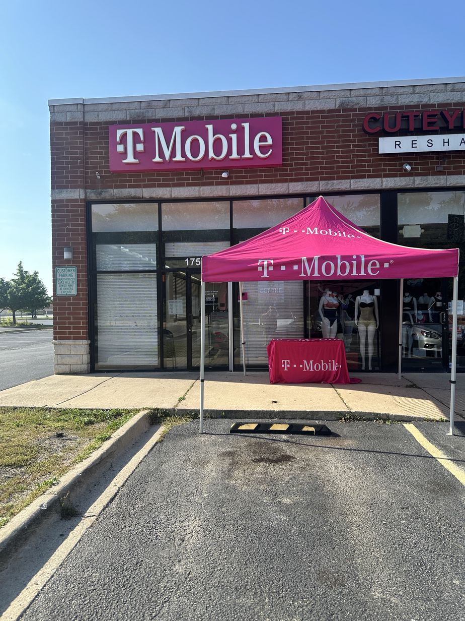Exterior photo of T-Mobile Store at River Oaks Dr & Ring Rd, Calumet City, IL