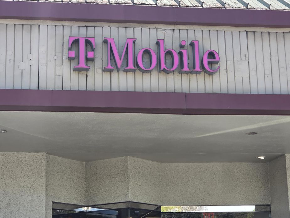  Exterior photo of T-Mobile Store at Mililani Shopping Center, Mililani, HI 