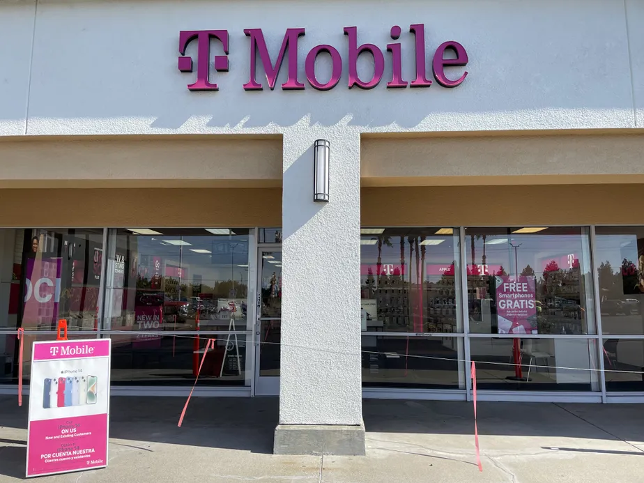 Foto del exterior de la tienda T-Mobile en Marketplace on Yosemite Ave, Manteca, CA