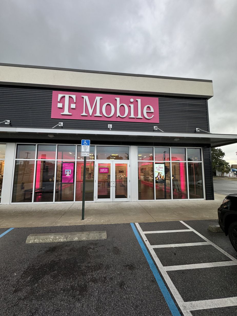 Exterior photo of T-Mobile Store at Eglin Parkway, Ft Walton Beach, FL