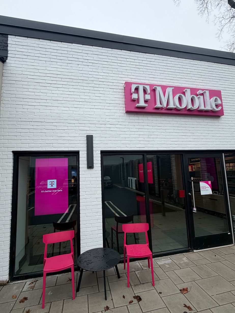  Exterior photo of T-Mobile Store at Northern & Manhasset Woods, Manhasset, NY 