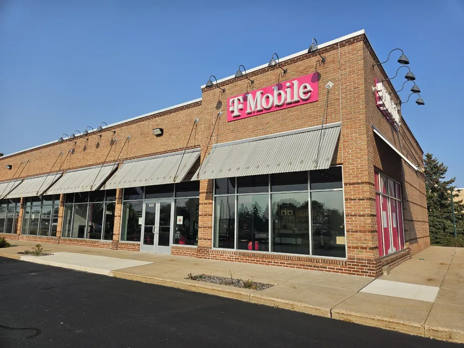  Exterior photo of T-Mobile Store at Plover Rd & Hoover Ave, Plover, WI 