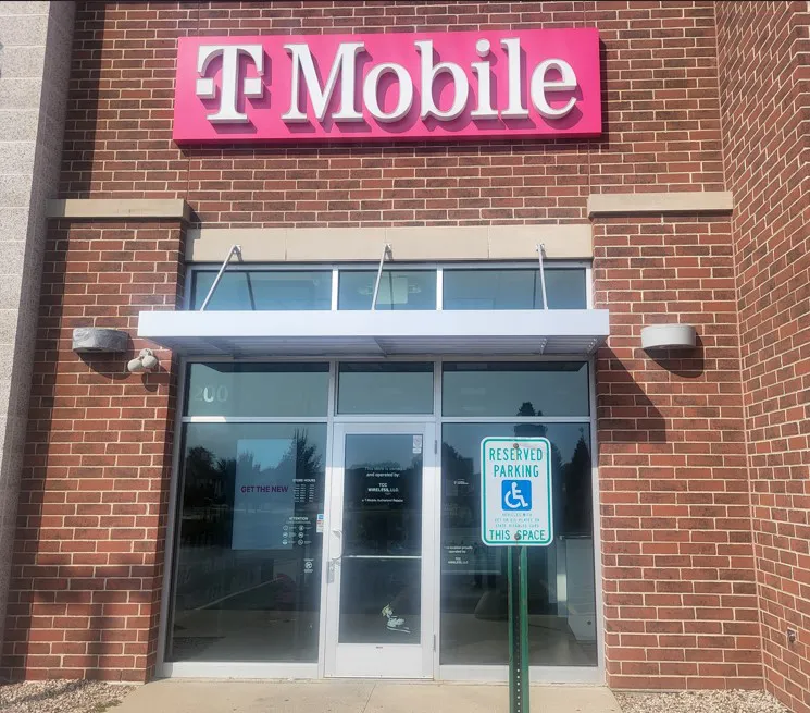  Exterior photo of T-Mobile Store at S Howell Ave & E Oakfield Dr, Oak Creek, WI 