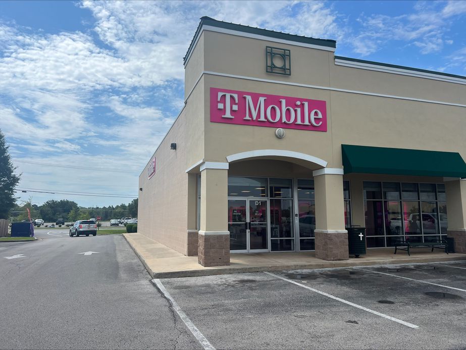 Exterior photo of T-Mobile Store at Decatur Commons, Decatur, AL