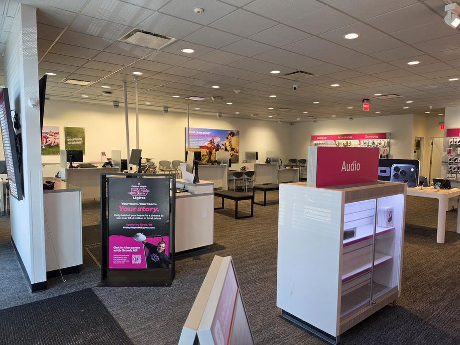 T-Mobile & UScellular E Calumet St & Eisenhower Dr - W3198 County KK 