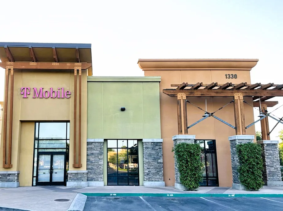 Foto del exterior de la tienda T-Mobile en Clovis & Shaw, Clovis, CA