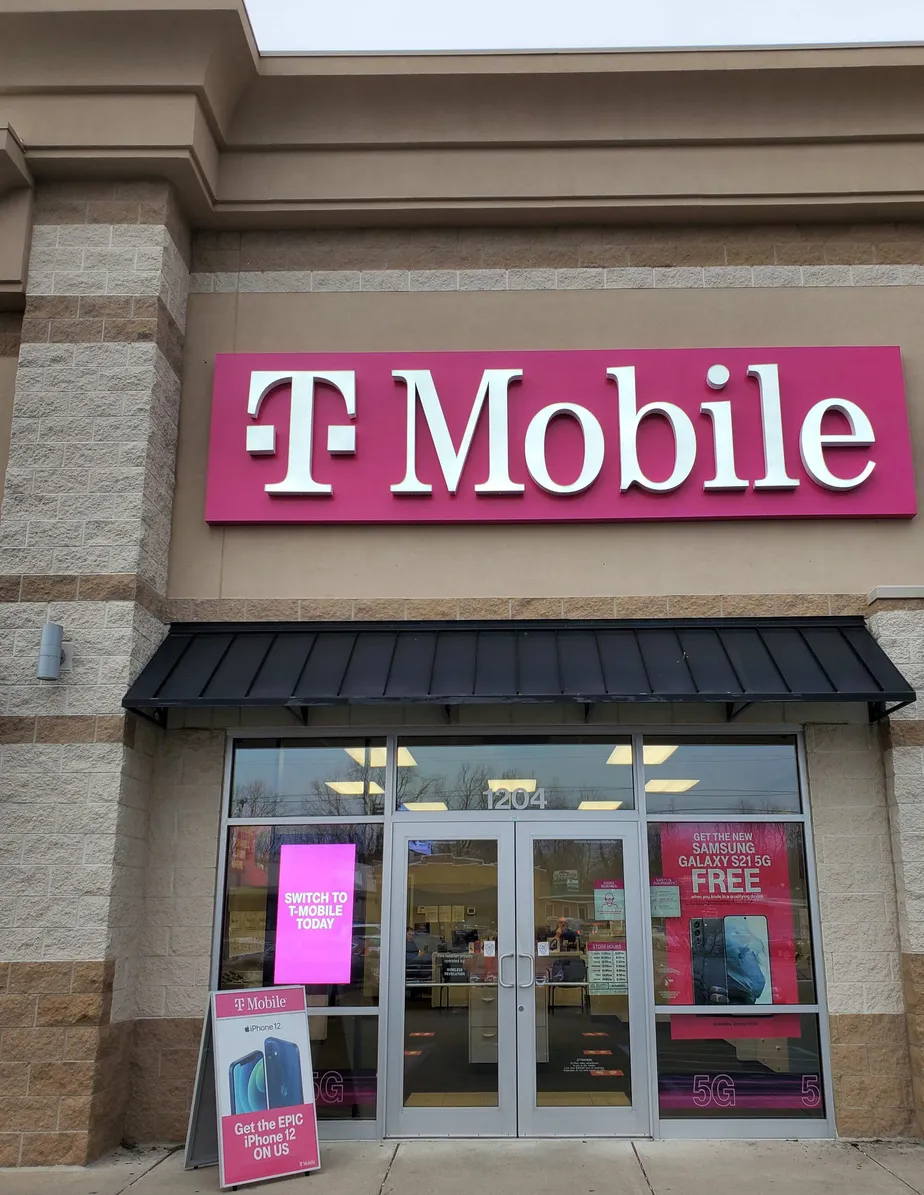 Exterior photo of T-Mobile store at Tiffin Ave & Fostoria Ave, Findlay, OH